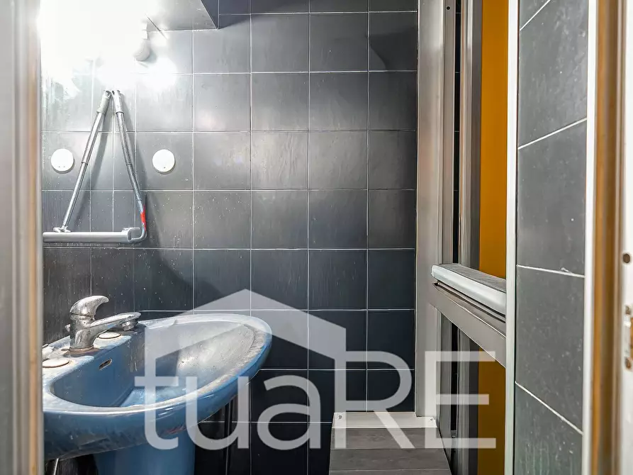 Immagine 7 di Negozio in vendita  in Via Tripoli a Roma