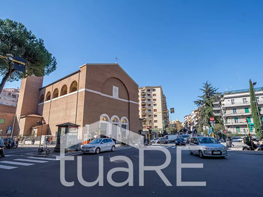 Immagine 9 di Negozio in vendita  in Via Tripoli a Roma