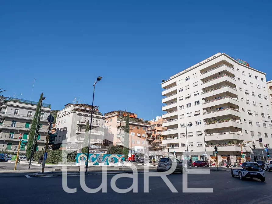 Immagine 10 di Negozio in vendita  in Via Tripoli a Roma