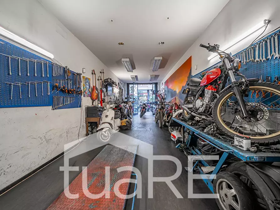 Immagine 11 di Negozio in vendita  in Via Tripoli a Roma