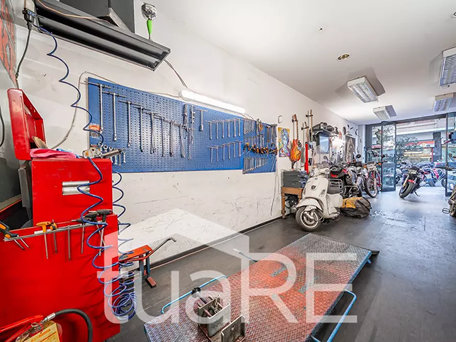 Immagine 12 di Negozio in vendita  in Via Tripoli a Roma