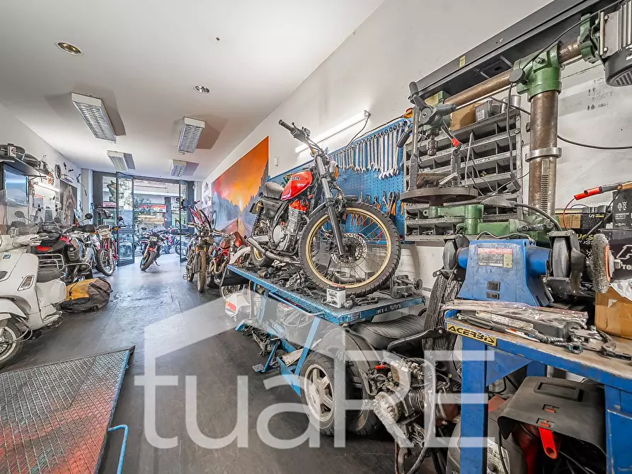 Immagine 14 di Negozio in vendita  in Via Tripoli a Roma