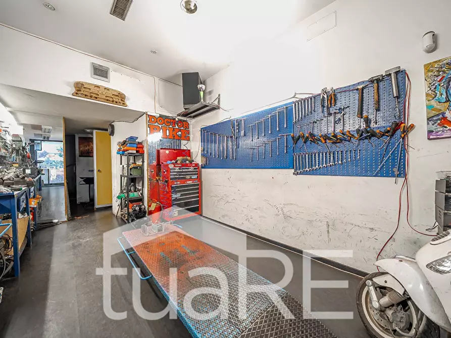 Immagine 15 di Negozio in vendita  in Via Tripoli a Roma