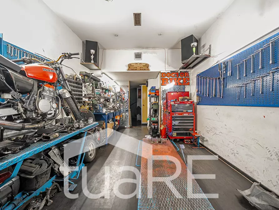 Immagine 16 di Negozio in vendita  in Via Tripoli a Roma