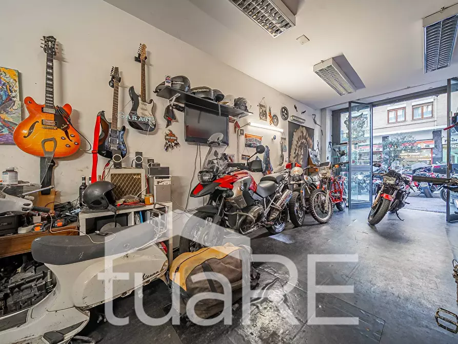 Immagine 19 di Negozio in vendita  in Via Tripoli a Roma