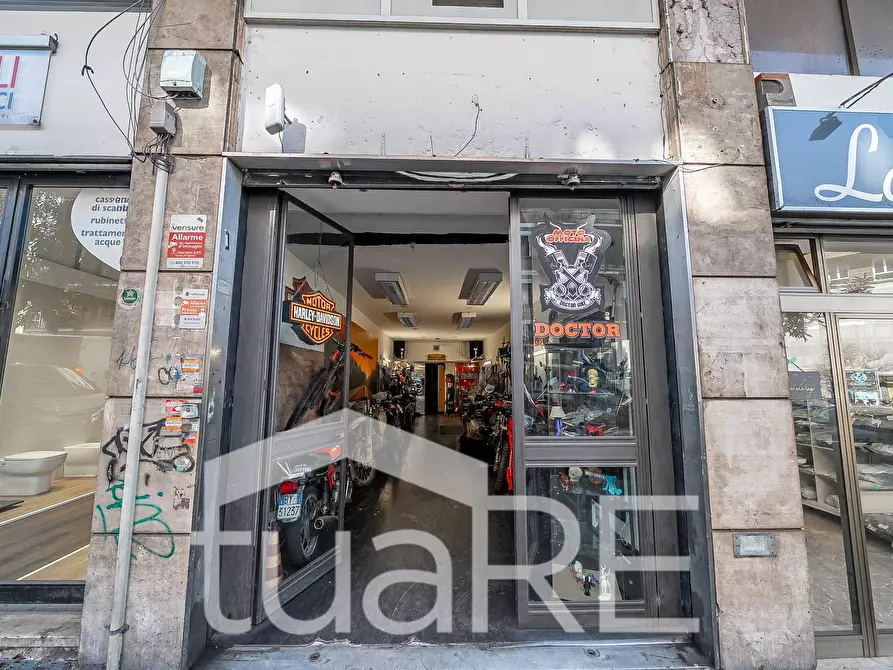 Immagine 21 di Negozio in vendita  in Via Tripoli a Roma
