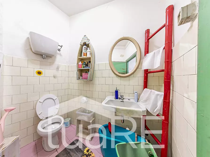 Immagine 14 di Negozio in vendita  in Piazza Fiume a Roma