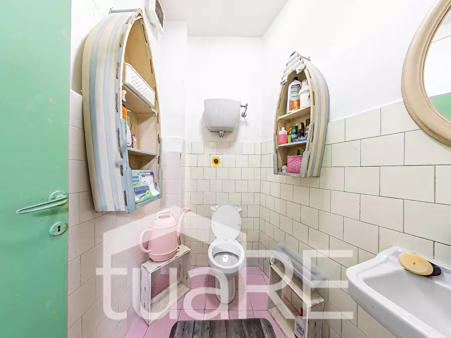 Immagine 15 di Negozio in vendita  in Piazza Fiume a Roma