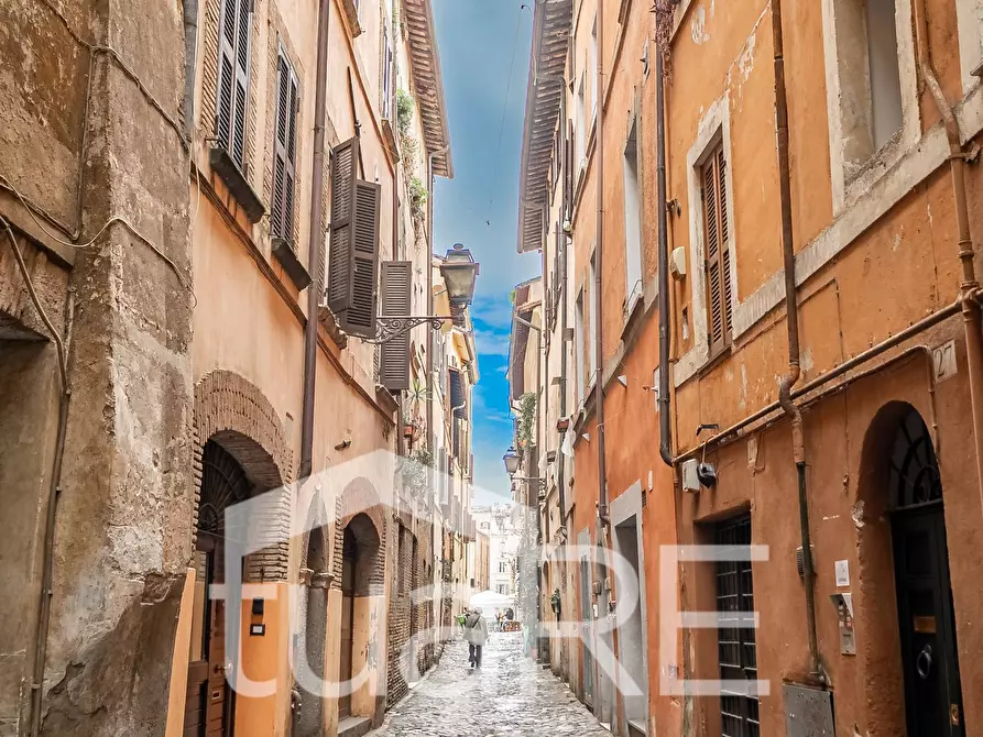 Immagine 2 di Appartamento in vendita  in Via Dei Cappellari a Roma