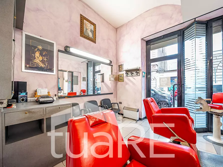 Immagine 3 di Negozio in vendita  in Via Montebello a Roma