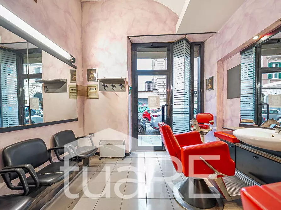 Immagine 5 di Negozio in vendita  in Via Montebello a Roma