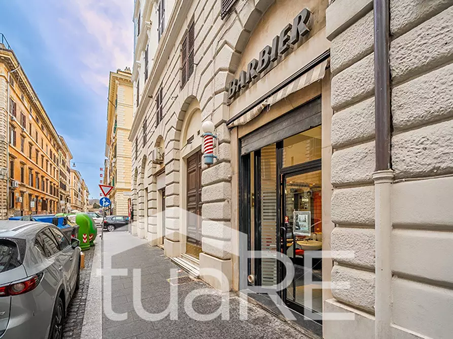 Immagine 7 di Negozio in vendita  in Via Montebello a Roma
