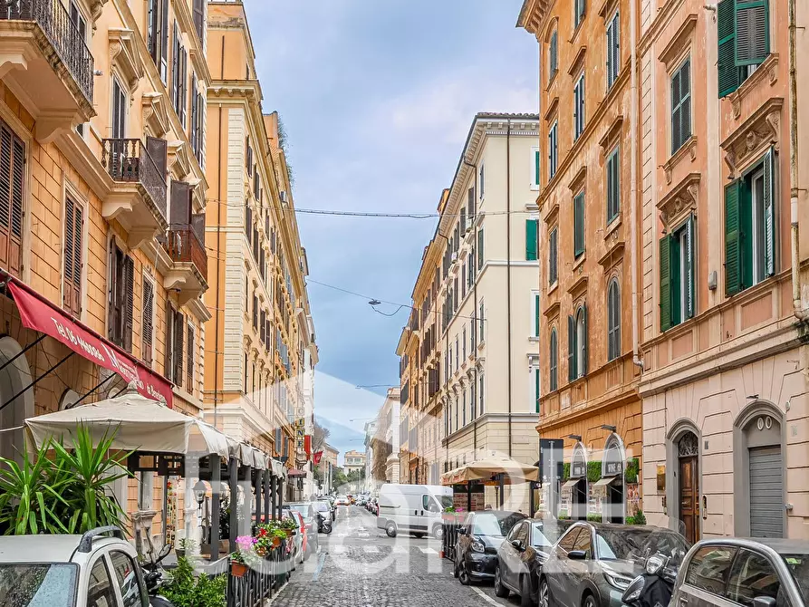 Immagine 9 di Negozio in vendita  in Via Montebello a Roma