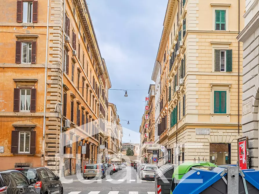 Immagine 10 di Negozio in vendita  in Via Montebello a Roma