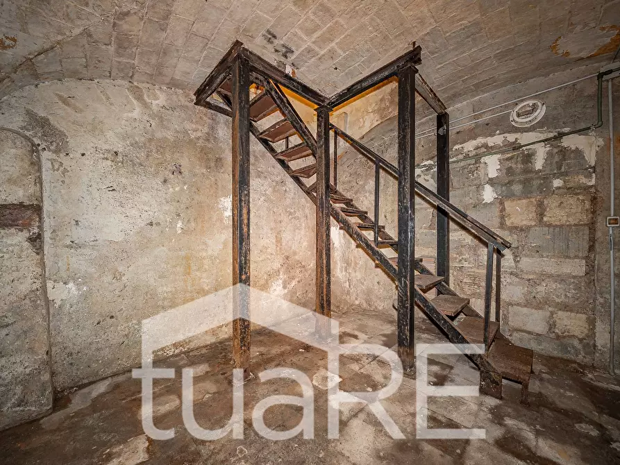 Immagine 12 di Negozio in vendita  in Via Montebello a Roma