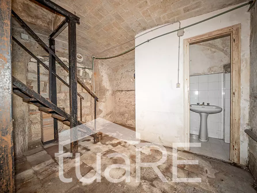 Immagine 13 di Negozio in vendita  in Via Montebello a Roma