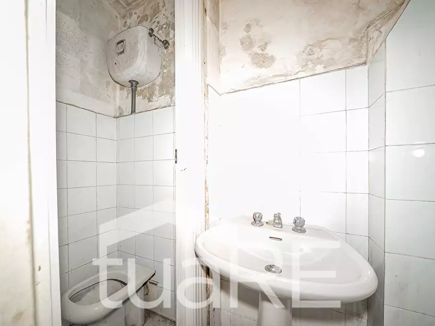 Immagine 14 di Negozio in vendita  in Via Montebello a Roma