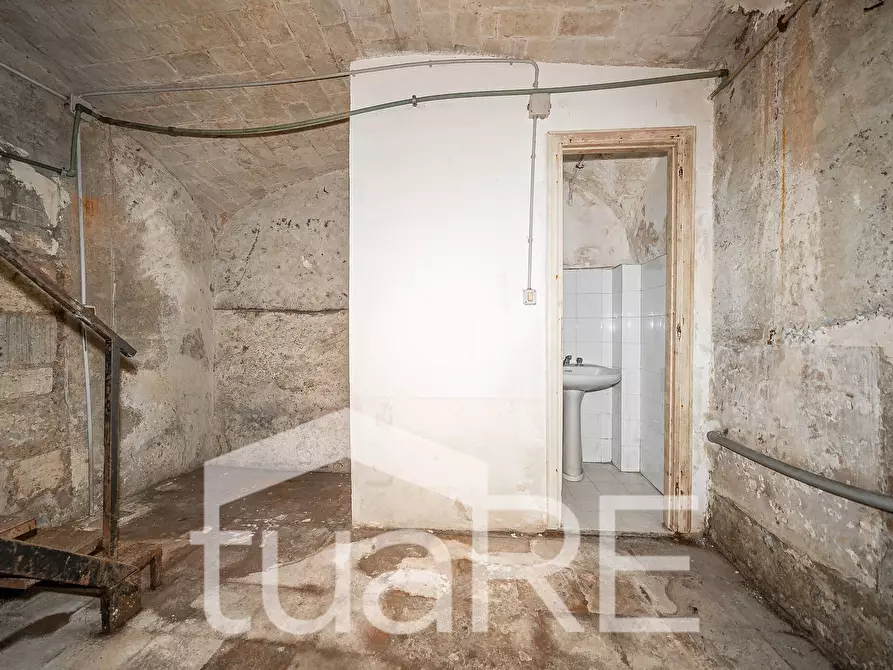 Immagine 15 di Negozio in vendita  in Via Montebello a Roma