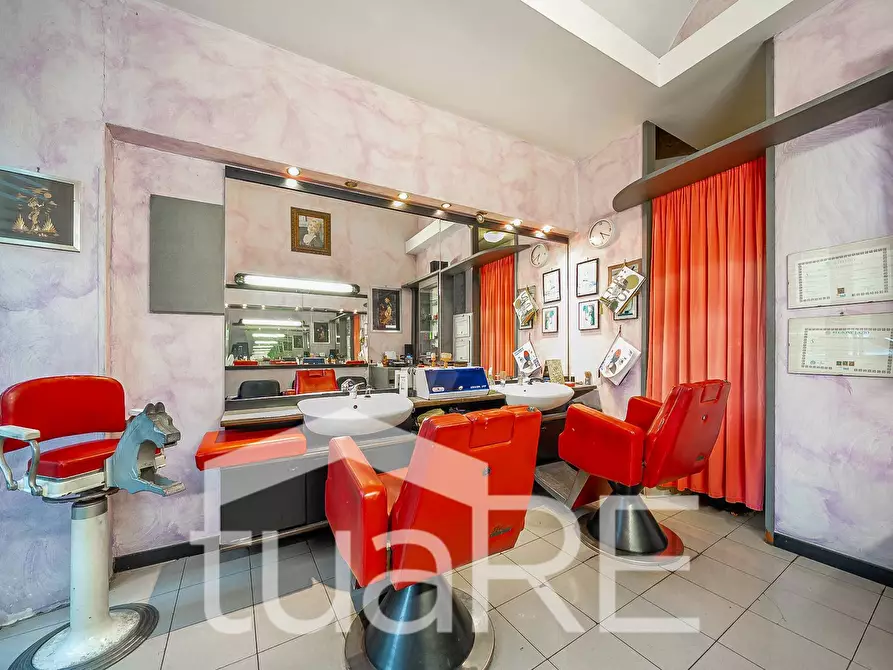 Immagine 16 di Negozio in vendita  in Via Montebello a Roma