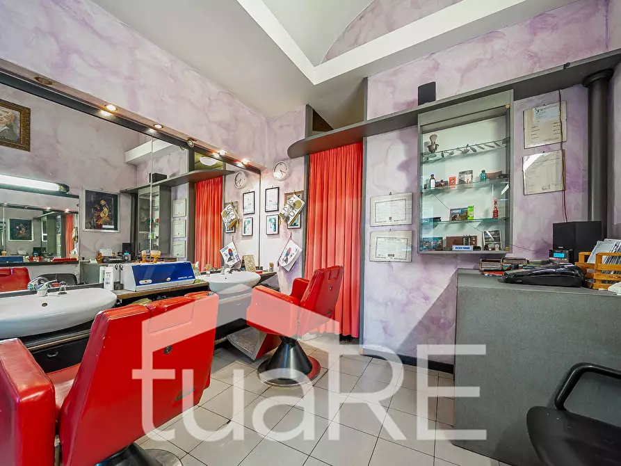 Immagine 17 di Negozio in vendita  in Via Montebello a Roma