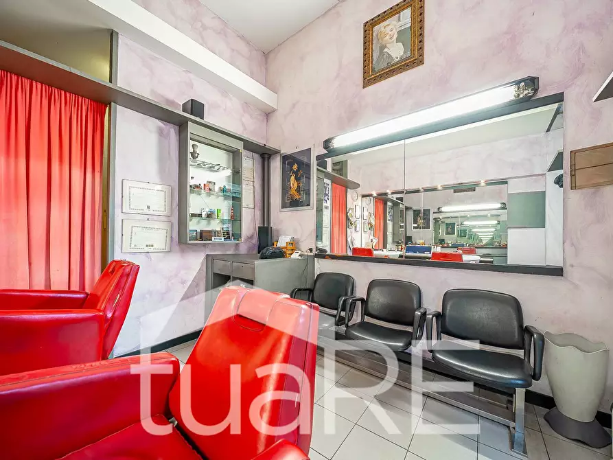 Immagine 19 di Negozio in vendita  in Via Montebello a Roma