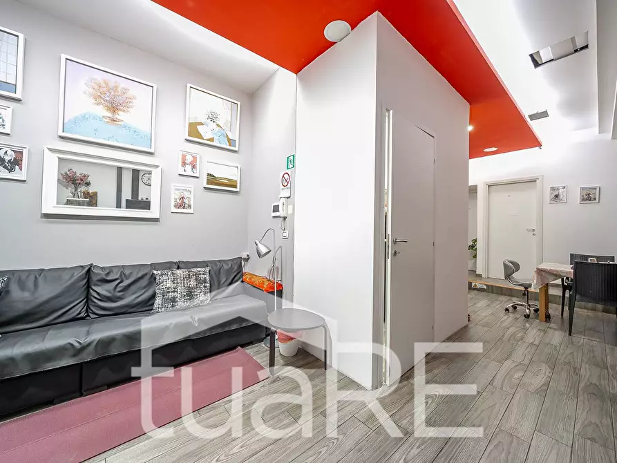 Immagine 2 di Negozio in vendita  in Via Luigi Pianciani a Roma