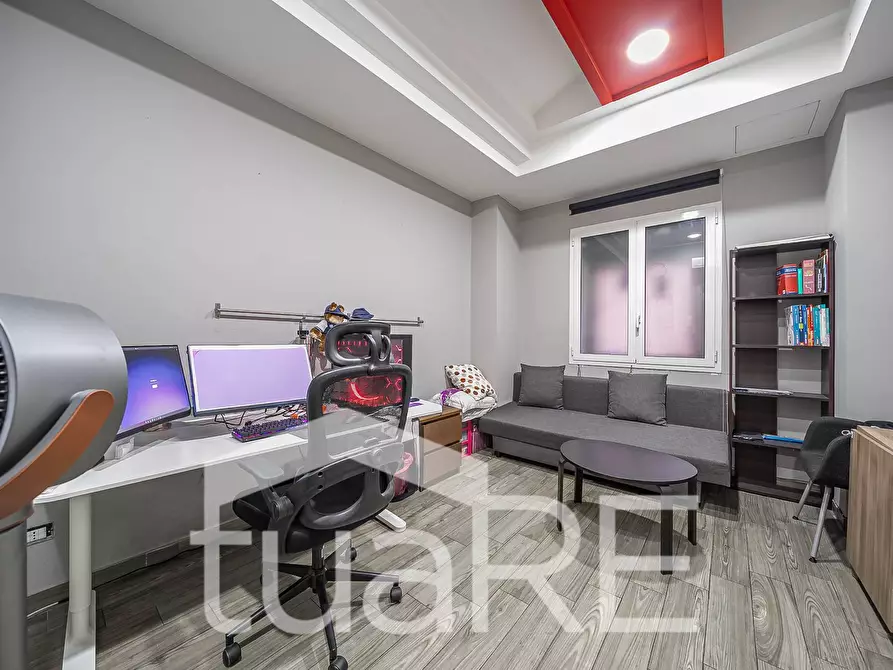 Immagine 3 di Negozio in vendita  in Via Luigi Pianciani a Roma