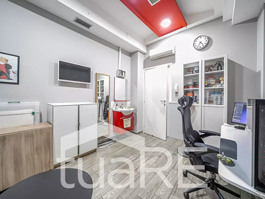 Immagine 4 di Negozio in vendita  in Via Luigi Pianciani a Roma