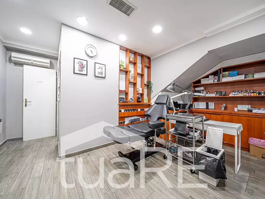 Immagine 5 di Negozio in vendita  in Via Luigi Pianciani a Roma