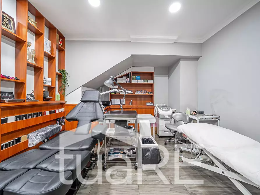 Immagine 6 di Negozio in vendita  in Via Luigi Pianciani a Roma