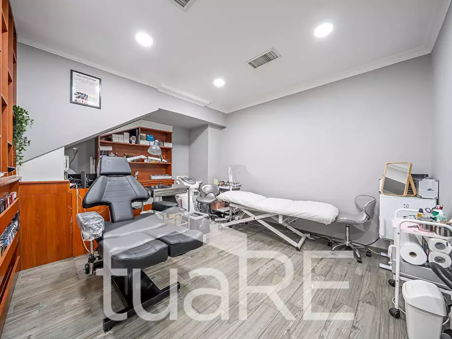 Immagine 7 di Negozio in vendita  in Via Luigi Pianciani a Roma