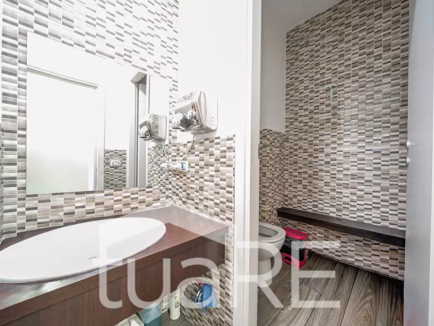 Immagine 9 di Negozio in vendita  in Via Luigi Pianciani a Roma