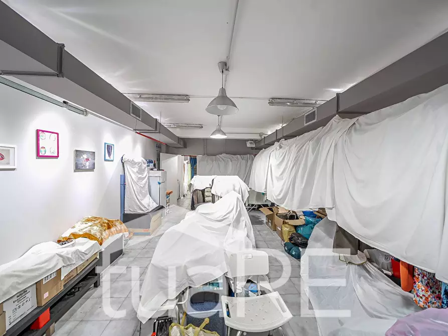 Immagine 12 di Negozio in vendita  in Via Luigi Pianciani a Roma