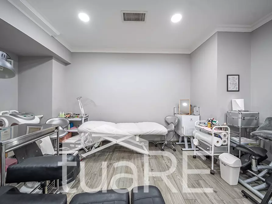 Immagine 13 di Negozio in vendita  in Via Luigi Pianciani a Roma