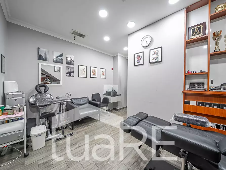 Immagine 14 di Negozio in vendita  in Via Luigi Pianciani a Roma