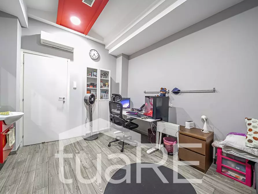 Immagine 15 di Negozio in vendita  in Via Luigi Pianciani a Roma