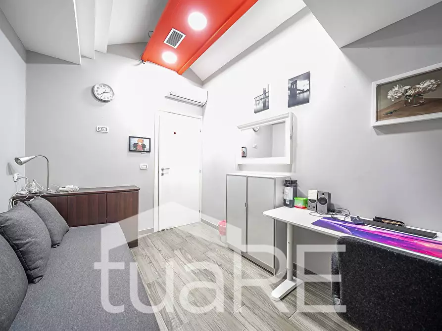 Immagine 17 di Negozio in vendita  in Via Luigi Pianciani a Roma