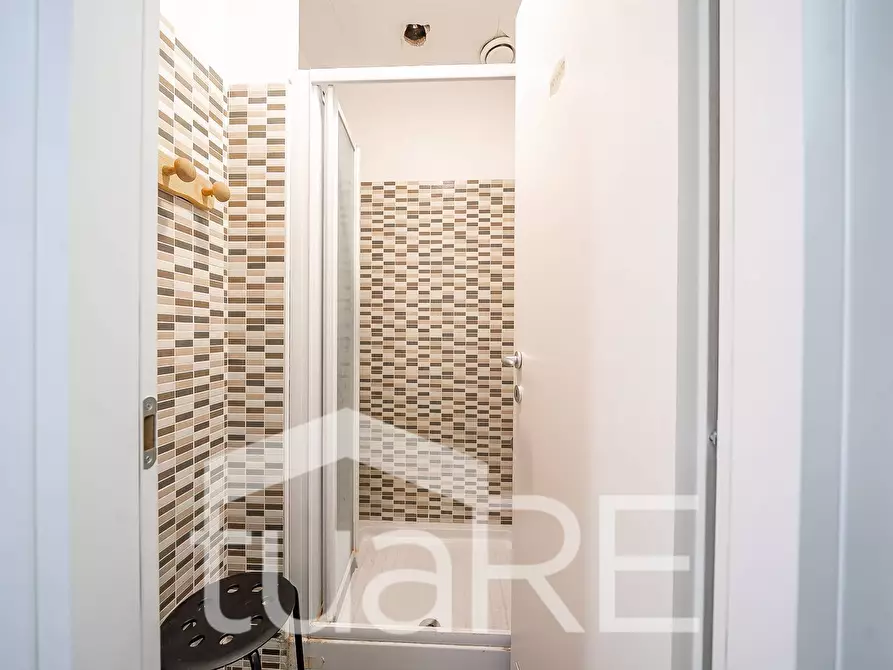 Immagine 19 di Negozio in vendita  in Via Luigi Pianciani a Roma