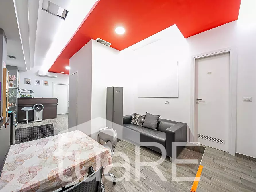 Immagine 21 di Negozio in vendita  in Via Luigi Pianciani a Roma