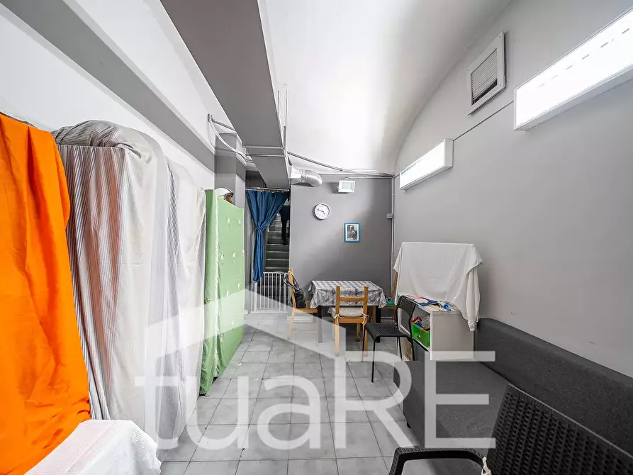 Immagine 25 di Negozio in vendita  in Via Luigi Pianciani a Roma