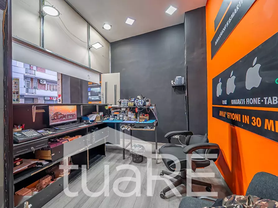 Immagine 5 di Negozio in vendita  in Via Antonio Roiti a Roma