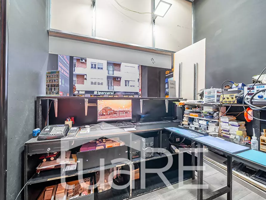 Immagine 10 di Negozio in vendita  in Via Antonio Roiti a Roma