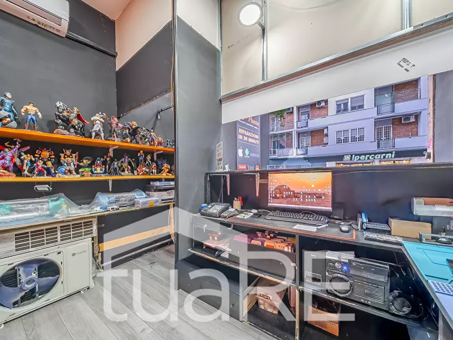 Immagine 11 di Negozio in vendita  in Via Antonio Roiti a Roma