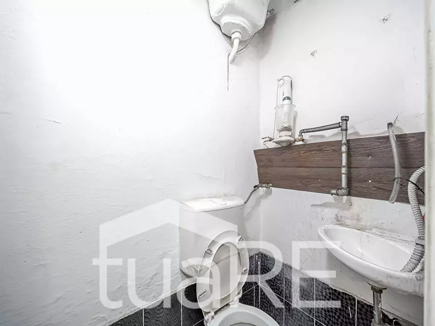 Immagine 12 di Negozio in vendita  in Via Antonio Roiti a Roma