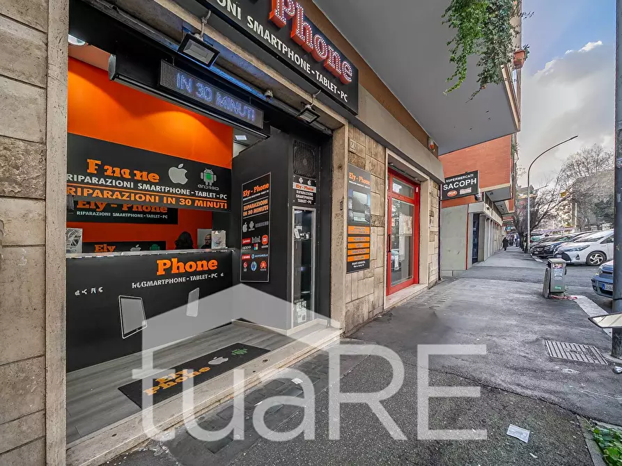 Immagine 15 di Negozio in vendita  in Via Antonio Roiti a Roma