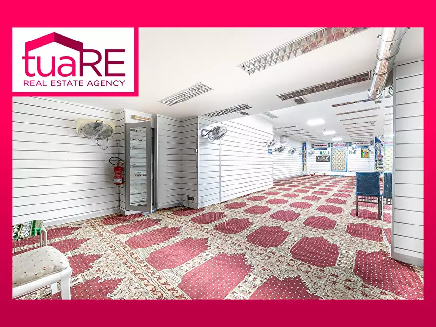 Immagine 1 di Negozio in vendita  in Via Bixio a Roma