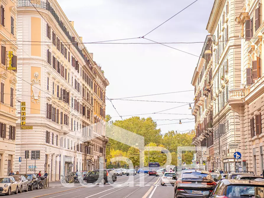 Immagine 5 di Negozio in vendita  in Via Bixio a Roma
