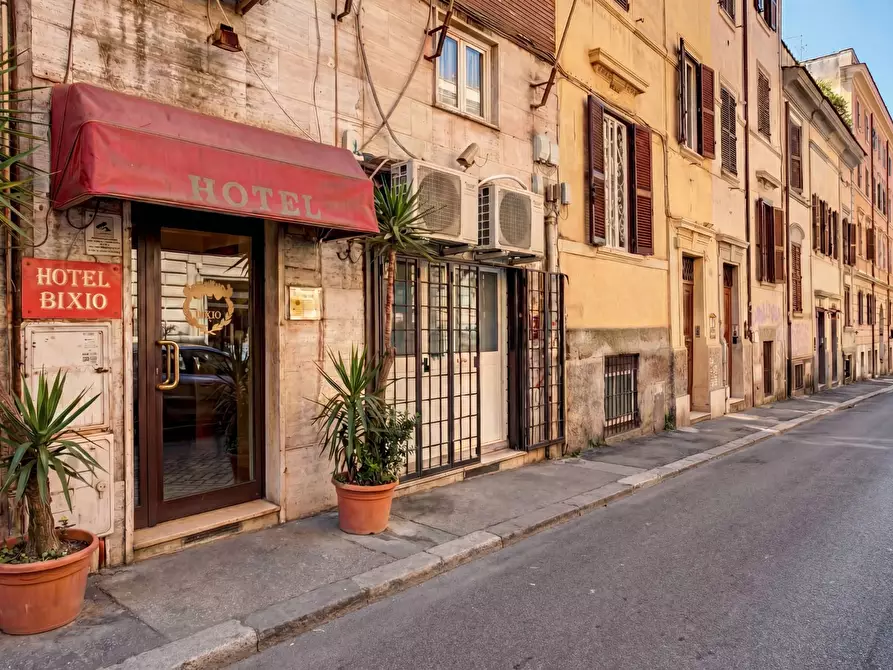 Immagine 6 di Negozio in vendita  in Via Bixio a Roma