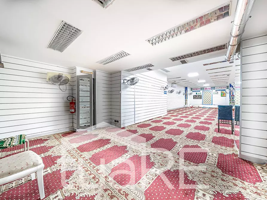 Immagine 14 di Negozio in vendita  in Via Bixio a Roma