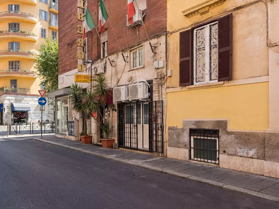 Immagine 15 di Negozio in vendita  in Via Bixio a Roma